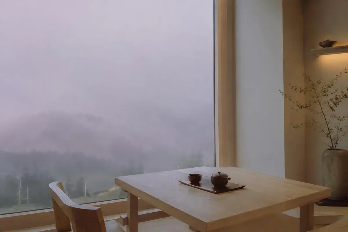 杭州山间茶室，薄雾窗景与浅木色桌子